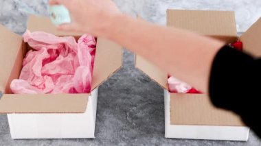 Müşteri, para ve tüketici davranışları için ucuz ve pahalı ürünlerin fiyat etiketleri yan yana iki paket halinde sunuluyor.