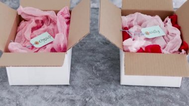Müşteri, para ve tüketici davranışları için ucuz ve pahalı ürünlerin fiyat etiketleri yan yana iki paket halinde sunuluyor.
