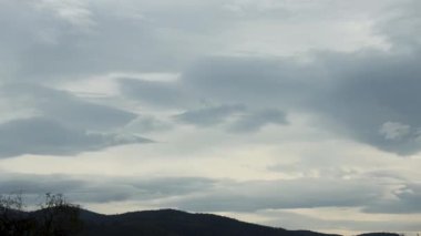 Tazmanya, Avustralya 'daki dağların üzerinden geçen yoğun bulutlar bulutlu bir kış gününde,
