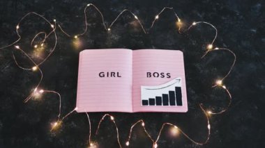 Pembe not defteri ile ilgili kız patron metni ve yanında pozitif büyüme istatistikleri olan iş yerleri sahibi kadınlar, kadın girişimciler için eşitlik ve iş büyümesini destekliyor