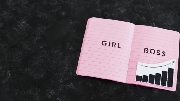 ピンクのノートの女の子の上司のテキストは 女性起業家のための平等とビジネス成長をサポートし それの横に正の成長統計を持つパッド — ストック動画