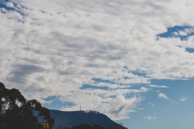 Tazmanya 'da, Avustralya' da bulutların üzerinde yuvarlandığı güzel bir gökyüzü.