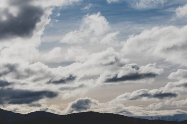 Tazmanya 'da, Avustralya' da bulutların üzerinde yuvarlandığı güzel bir gökyüzü.