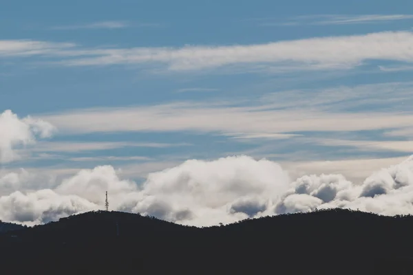Céu Bonito Com Nuvens Rolando Sobre Montanhas Tasmânia Austrália Com — Fotografia de Stock