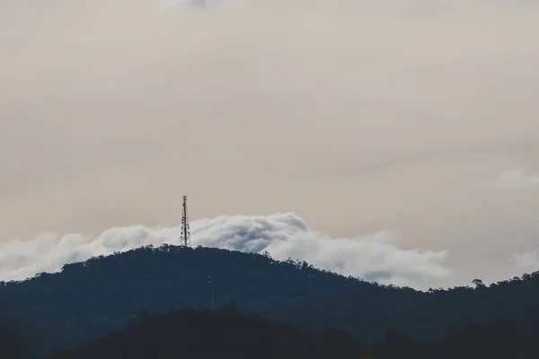 Céu Bonito Com Nuvens Rolando Sobre Montanhas Tasmânia Austrália Com — Fotografia de Stock