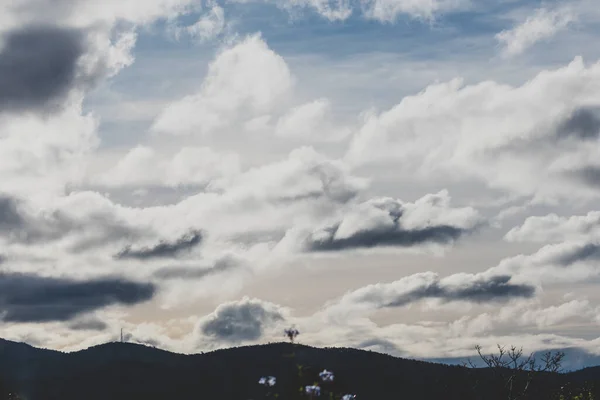 Krásné Nebe Mraky Valící Přes Hory Tasmánii Austrálie Kontrastními Tóny — Stock fotografie
