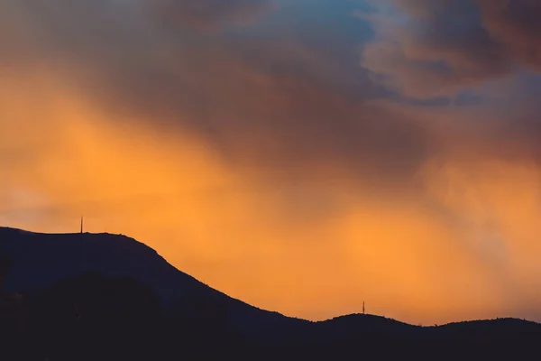 Belo Céu Intenso Com Tons Rosa Dourado Sobre Montanhas Árvores — Fotografia de Stock