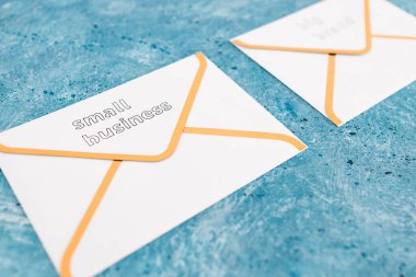 Küçük işletmeler, büyük markalara karşı gazete e-posta zarfları, müşteri davranışları konsepti ve küçük yerel işletmeleri destekleme üzerine büyük markalar.