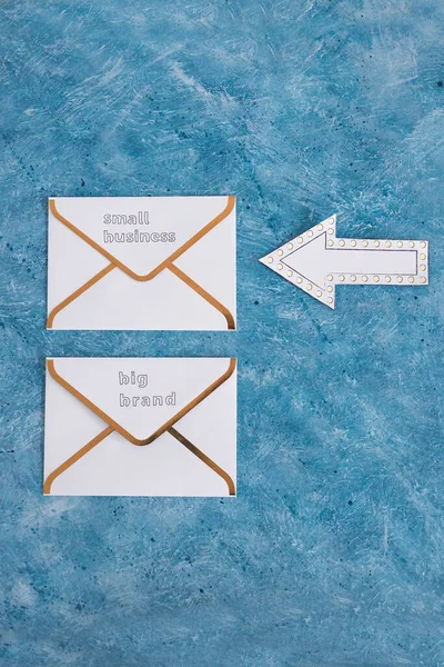 Small Business Big Brand Teksten Nieuwsbrief Mail Enveloppen Met Pijl — Stockfoto