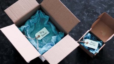 Ürün etiketleri küçük işletmelere karşı büyük ve küçük dağıtım paketlerinin içindeki büyük markalı metinler, müşteri davranışları konsepti ve küçük yerel işletmeleri destekleme