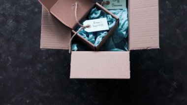 Ürün etiketleri küçük işletmelere karşı büyük ve küçük dağıtım paketlerinin içindeki büyük markalı metinler, müşteri davranışları konsepti ve küçük yerel işletmeleri destekleme