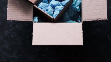 Küçük işletmeler, büyük ve küçük teslimat paketleriyle büyük markalara karşı metaforlar, müşteri davranışları konsepti ve küçük yerel işletmeleri destekleme