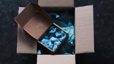 Daha büyük bir paketin içinde küçük işletme metninin yer aldığı ürün etiketi, müşteri davranışları konsepti ve küçük yerel işletmeleri destekleme