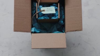 Daha büyük bir paketin içinde küçük işletme metninin yer aldığı ürün etiketi, müşteri davranışları konsepti ve küçük yerel işletmeleri destekleme