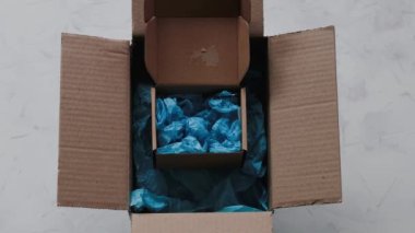 Daha büyük bir paketin içinde küçük işletme metninin yer aldığı ürün etiketi, müşteri davranışları konsepti ve küçük yerel işletmeleri destekleme