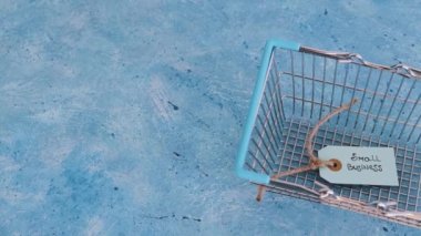 Müşteri alışveriş sepetli küçük işletme metinlerine sahip ürün etiketleri, tüketici davranışı konsepti ve küçük yerel işletmeleri destekleme