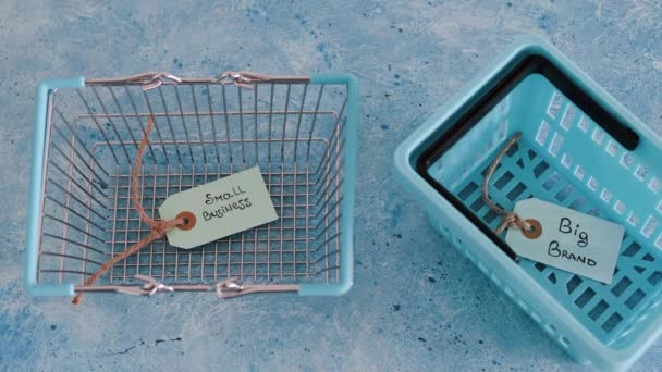 通过购物篮 顾客行为概念和支持当地小企业来展示小商业与大品牌文本的产品标签 — 图库视频影像