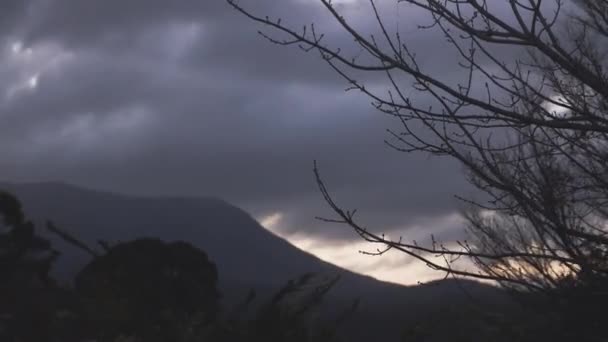 Timelapse Nuvem Rolando Sobre Montanhas Com Tons Dourados Pôr Sol — Vídeo de Stock