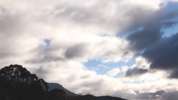 Timelapse Cloud Rolling Mountains Sun Rays Peaking Shining Thick Vegetation — Vídeos de Stock