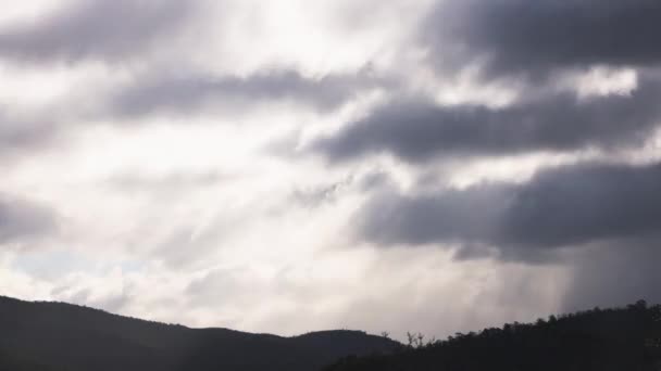 Timelapse Cloud Rolling Mountains Sun Rays Peaking Shining Thick Vegetation — ストック動画