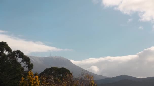 Nap Időeltolódása Felhők Gördülnek Hegyeken Sűrű Növényzet Lövell Tasmaniában Ausztráliában — Stock videók