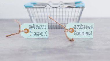 Market sepeti ve el ile bitki temelli ve hayvan bazlı ürün etiketleri hayvanınkini kaldırıyor, sağlıklı beslenme ve etik seçimler kavramı