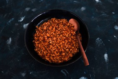 Kırmızı pesto soslu vejetaryen risotto, sağlıklı bitki temelli yemek tarifleri.