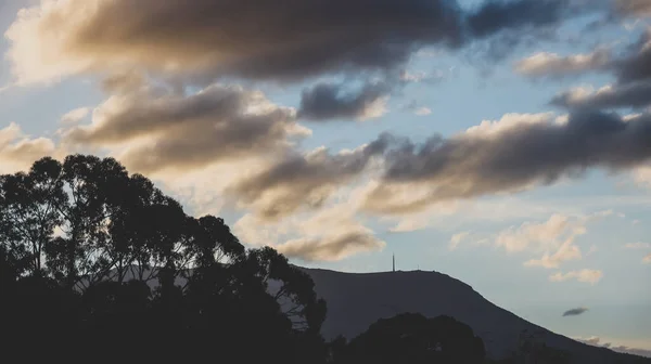 Krásný Západ Slunce Obloha Mraky Valí Přes Hory Tasmánii Austrálie — Stock fotografie