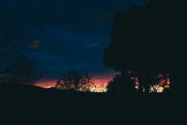 Amanecer Intenso Con Nubes Rodando Sobre Las Montañas Vegetación Espesa — Foto de Stock