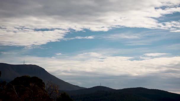 Time Lapse Giorno Che Passa Nuvole Che Rotolano Sulle Montagne — Video Stock