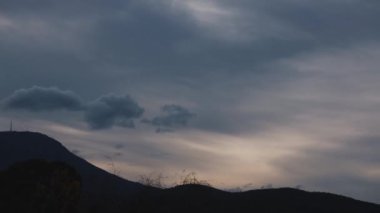 Avustralya, Tazmanya 'da kış aylarında alacakaranlık ve bulutların dağlarda yuvarlanması ve yoğun bitki örtüsü vuruşları