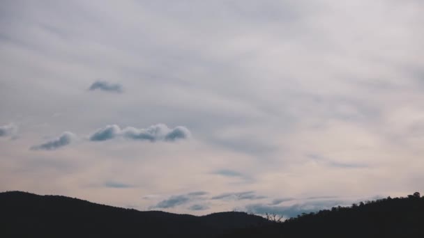 Tiempo Lapso Nubes Rodando Sobre Las Montañas Vegetación Espesa Día — Vídeos de Stock