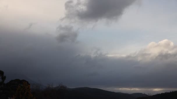 Timelpase Nuvens Rolando Sobre Montanhas Vegetação Espessa Dia Passando Por — Vídeo de Stock