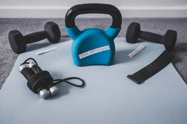 Gym Tid Och Träning Fritiden Konceptuell Bild Kettlebell Med Hantlar — Stockfoto