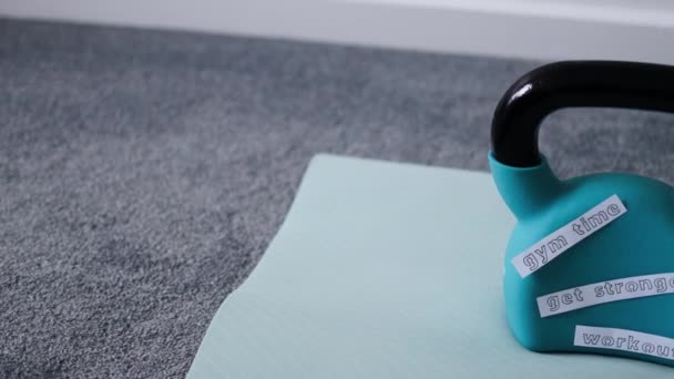 Hemgym Och Träning Fritiden Konceptuell Bild Kettlebell Med Gym Time — Stockvideo