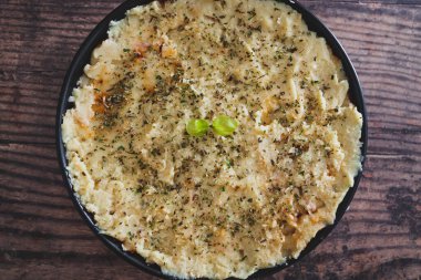 Fırına girmeden önce patates püresi soslu vejetaryen mercimek süzme turtası, sağlıklı bitki temelli yemek tarifleri.