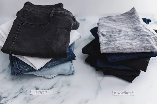 Högar Jeans Och Byxor Sorteras Style Comfort Kategorier Begreppet Decluttering — Stockfoto