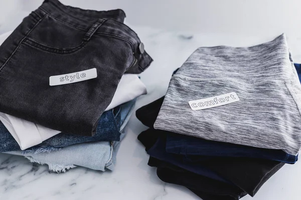 Högar Jeans Och Byxor Sorteras Style Comfort Kategorier Begreppet Decluttering — Stockfoto