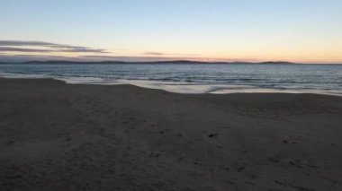 Popüler Kingston Sahili, alacakaranlıkta yumuşak günbatımı renginde ve kumsalda hiç kimse Avustralya 'da Güney Tazmanya' da vurulmadı.