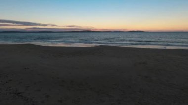 Popüler Kingston Sahili, alacakaranlıkta yumuşak günbatımı renginde ve kumsalda hiç kimse Avustralya 'da Güney Tazmanya' da vurulmadı.