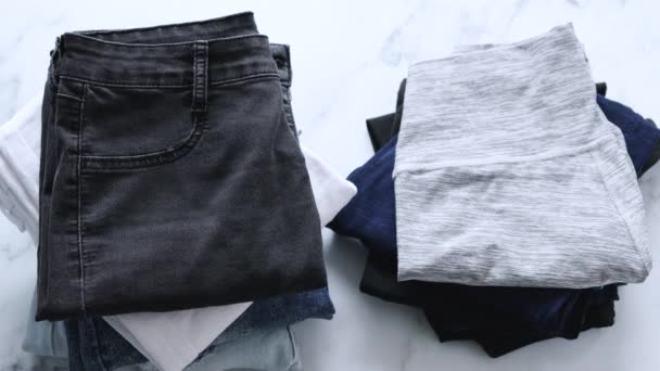 Haufen Von Jeans Und Hosen Die Kategorien Stil Gegen Komfort — Stockvideo