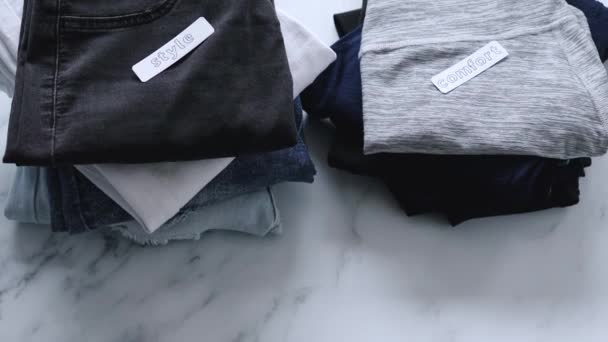 Pilhas Jeans Calças Sendo Classificados Estilo Categorias Conforto Conceito Decluttering — Vídeo de Stock