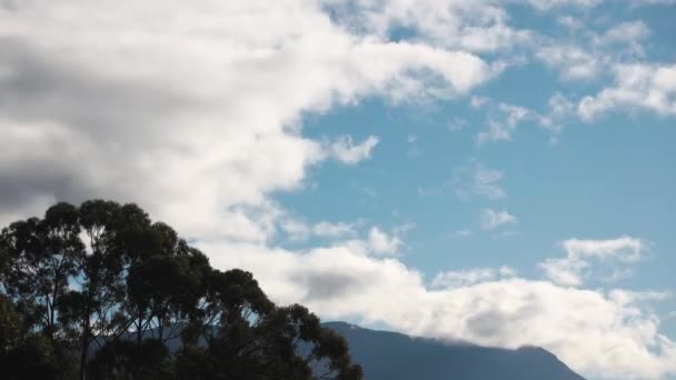 Timelapse Dia Que Passa Perto Nuvens Que Rolam Sobre Montanhas — Vídeo de Stock