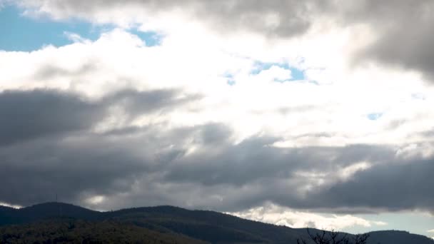 Timelapse Spesse Nuvole Che Rotolano Sulle Montagne Girate Tasmania Australia — Video Stock