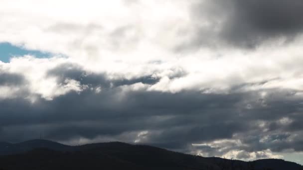 冬にオーストラリアのタスマニアで撮影された山を覆う厚い雲のタイムラプス — ストック動画