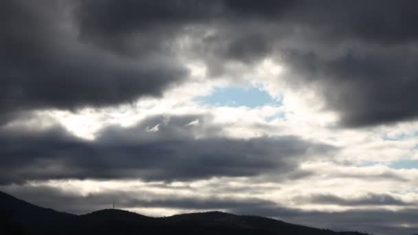冬にオーストラリアのタスマニアで撮影された厚い雲と厚い植生と夕暮れの冬の空のタイムラプス — ストック動画