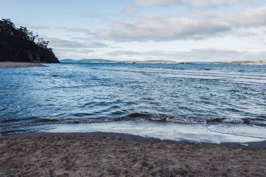 Kışın Avustralya 'nın güneyindeki Kingston Sahili' nin alacakaranlıkta güzel sahil manzarası.