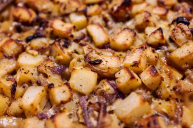 Soğanlı vejetaryen patates kızartması ve havasız krema, sağlıklı bitkisel yemek tarifleri.