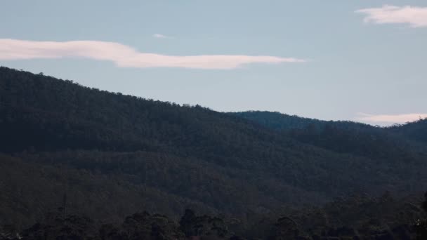 Tazmanya Avustralya Kış Aylarında Yumuşak Bulutların Dağların Üzerinde Yuvarlandığı Yoğun — Stok video