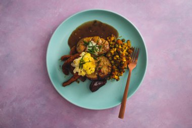 Vejetaryen rosto, karışık sebze ve bitki bazlı köfte, sağlıklı bitki bazlı yemek tarifleri.